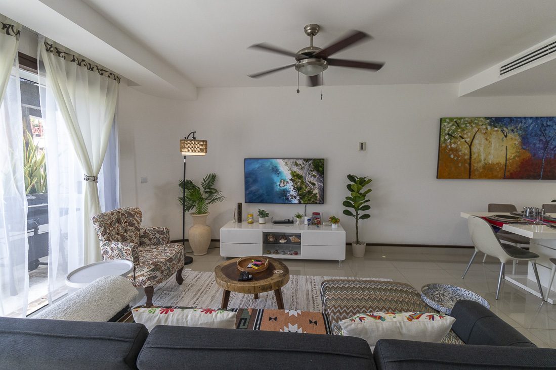 Living room TV and lounge area at Avalon del Sol