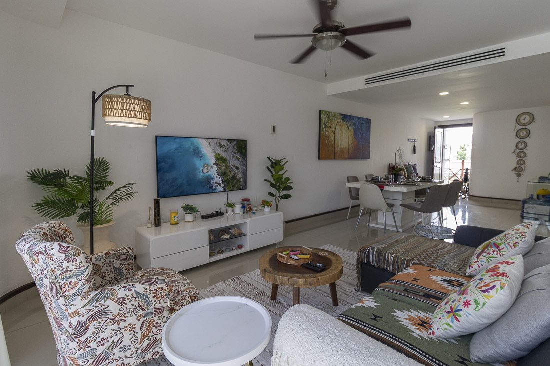 Open-plan living and dining space at Avalon del Sol